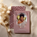 Modern oval Photo & Namnteckning 30års födelsedag Inbjudningar<br><div class="desc">Modern snyggt 30års födelsedag-inbjudan. Utformningen innehåller ett ovalt foto av födelsedagsflickan/pojken,  eleganten som skriver "TRETY" med personerna namn i namnteckning skript överst och en enkel mall för födelsedagsfest som är enkel att anpassa med dina egna uppgifter. Färg kan också ändras för att matcha din egen party-dekoration.</div>