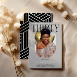 Modern oval Photo & Namnteckning 30års födelsedag Inbjudningar<br><div class="desc">Modern snyggt 30års födelsedag-inbjudan. Utformningen innehåller ett ovalt foto av födelsedagsflickan/pojken,  eleganten som skriver "TRETY" med personerna namn i namnteckning skript överst och en enkel mall för födelsedagsfest som är enkel att anpassa med dina egna uppgifter. Färg kan också ändras för att matcha din egen party-dekoration.</div>