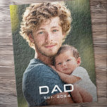 Modern pappa det senaste året fars dag nyfödd bebi pussel<br><div class="desc">Fotopussel med fotot och texten "Pappa" i ett modernt teckensnitt med det senaste året som en vit övertäckning.</div>