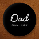 Modern Pappa | Svart för Kids Namn Fars dag Knapp<br><div class="desc">Enkel,  snyggt Pappa-anpassningsbar citerar konsformade bilder i en handskriven manustypografi i ett modernt minimalistiskt stil mot en svart bakgrund som lätt kan vara personlig med dina barn namn eller personliga budskap. Perfekten till ditt speciella pappa på födelsedagen,  fars dag eller bara för att han sten!</div>