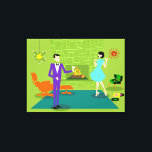 Modern par Anpassningsbar i mitten av århundradet, Canvastryck<br><div class="desc">Det här Mid Century Modern Couple Stretched Kanvastryck ser ut som en scen ut ur en romantisk komedi. 1960-talets minimalistiska konstdesign i stil har ett attraktivt tecknad par som njuter av en romantisk kväll hemma. I det sofistikerade rummet finns en grönt stenvägg med en brinnande eld i eldstaden. Inredningen i...</div>