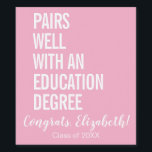 Modern par passar bra ihop med examen i pedagogik  vinflaska etikett<br><div class="desc">Skål för dig, nyutexaminerad lärare! Vi firar din enastående prestation med en speciell flaska vin med en personlig och lekfull etikett. Designen har en rosafärgad bakgrund med fet vit text som lyder "Passar bra med en lärarutbildning". Nedan är "Grattis [Namn]!" elegant skrivet i kalligrafi och "Avgångsklass 2024" visas i snygga,...</div>