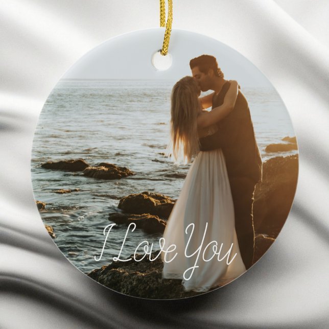 Modern par Photo Annibröllopsskript Red Helgdag Julgransprydnad Keramik (Modern Couple Photo Anniversary Script Red Holiday Ceramic Ornament)