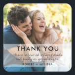 Modern par Photo Bröllop Tack Favor Fyrkantigt Klistermärke<br><div class="desc">Vi presenterar vårt moderna Photo Bröllop-Tack-favoritmärke - det perfekt sättet att göra ditt bröllop personligt till en tjänst och uttrycka vår tacksamhet till gästerna. Designat med contemporaryns elegans i åtanke har denna dekal en elegant och minimalistisk estetik som kompletterar alla bröllop-teman. Kärnan i varje dekal är en slående bild av...</div>