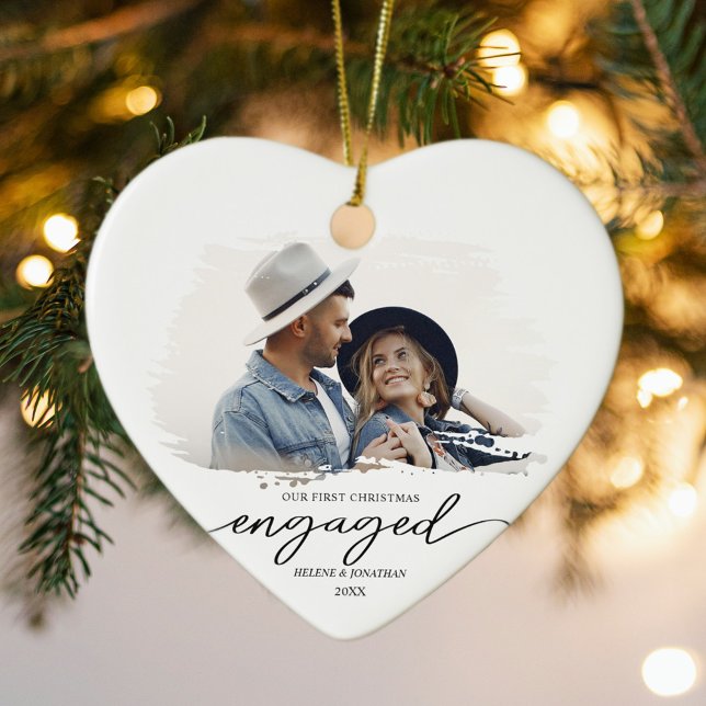Modern par Photo First jul Engine Julgransprydnad Keramik (Modern Couple Photo First Christmas Engaged Ceramic Ornament)