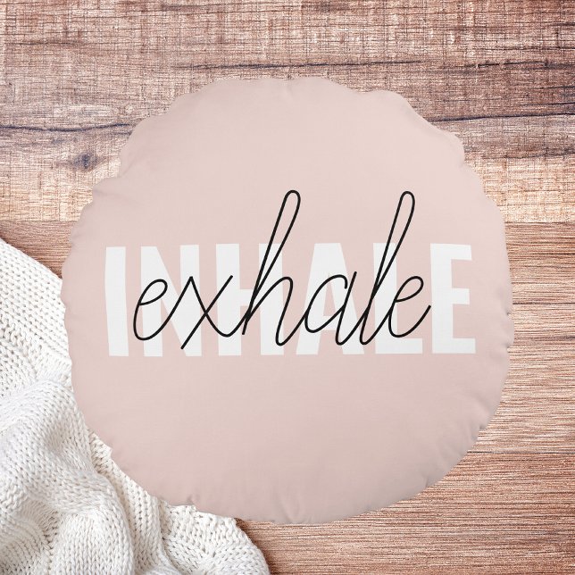 Modern Pastel Rosa Inhale Exhale Quote Rund Kudde (Skapare uppladdad)