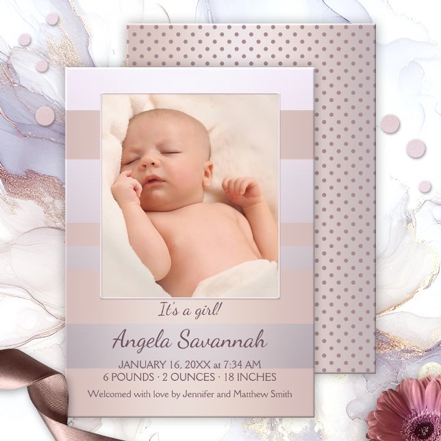 Modern Pastel Stripe Flicka fotoutsägning Meddelande (Baby girl photo announcement featuring your own favorite photo, framed by soft pastel peach and pink)