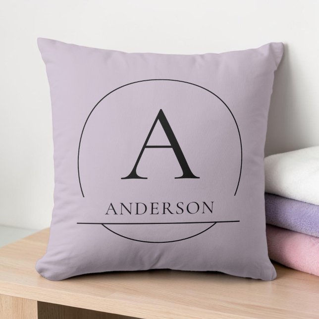 Modern Pastell Lilafamiljnamnsmonogram Kudde (Modern Pastel Lilac Simple Family Name Monogram Throw Pillow)