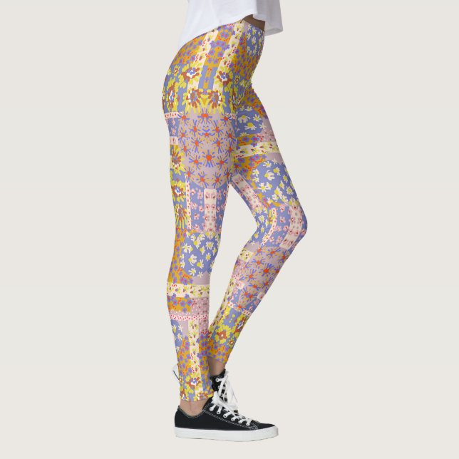 Modern Patchwork Daisy Flowers on Periwinkle Leggings (Höger)