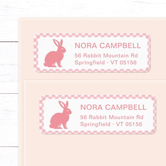 Modern Peach Rosa Bunny Gingham Returadress Etikett (Modern, cute peach pink bunny return address label with stylish gingham plaid background.)