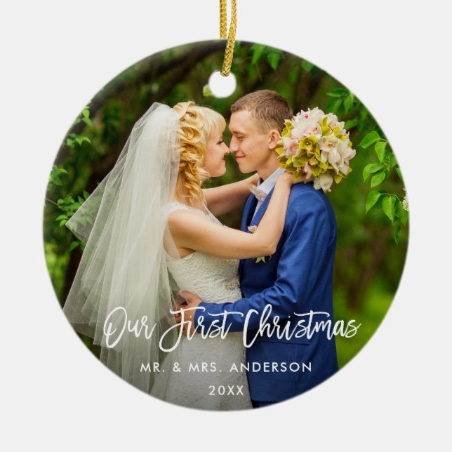 Modern penselskrift vår första jul Bröllop Julgransprydnad Keramik (Framsidan)