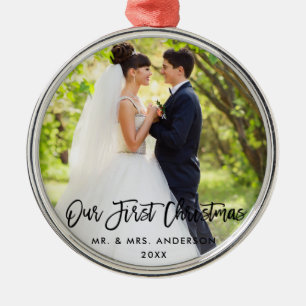 Modern penselskript Bröllop vår första jul Julgransprydnad Metall