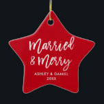 Modern penselskript, gift & Merry Bröllop Star Julgransprydnad Keramik<br><div class="desc">Modern penselskript,  gift & Merry Bröllop Star-dekoration</div>
