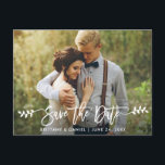 Modern penselskript Lämnar fotospara datum Vykort<br><div class="desc">Modern penselskript Spara datum Förlovningen Ett par fotovykort - vitt skript med Löv</div>