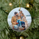Modern penselskripthav och Hälsning-foto Julgransprydnad Keramik<br><div class="desc">Foto Ornament för Modern penselskriptmeny och Hälsning-familjen - 2 foton - Framsida och baksida</div>