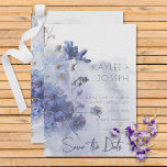 Modern Periwinkle Blue Watercolor Wildblommor Spara Datumet<br><div class="desc">Den här enkla men elegant bröllop sparar datumkortsdesignen med en vattenfärgad bukett av lila och blommiga blå vilda blommor med grön färg. Bakgrunden är en lila vattenfärg stänk på en texturerad papper bakgrund med vit vattenfärg. Det är en del av Modern Periwinkle Blue Watercolor Wildblommor Bröllop Suite skapat av Farmhouse...</div>