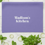 Modern periwinkle-chic med eget namn som monogram kökshandduk<br><div class="desc">Modern periwinkle-chic-kökshandduk som innehåller ett enda gram. Du kan anpassa texten,  namn,  monogram,  inledande,  speciell text osv. Fully anpassade White text,  periwinkle lilac solid blank bakgrund kökshandduk,  linens. Underbar gåva till mamma för Mors dag eller hennes födelsedag. Underbar gåva till köket för att laga älskare.</div>