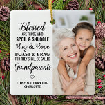 Modern Personlig 2, foto C, välsignad morföräldrar Julgransprydnad Keramik<br><div class="desc">Fira dina morföräldrar med en anpassningsbar fotoornament. Denna unika morföräldrar citerar ornament, oavsett om det är en perfekt, morföräldrar eller jul. Vi hoppas att din speciella barnmorska gåva kommer att bli en skattad keepy för kom i åratal. . Offert " Välsignat är de som Spoil & Snuggle, Hug & Hope,...</div>