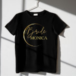 Modern personlig av  i guld t shirt<br><div class="desc">Den moderna skribentminimalistbrickan i guld ger personlig T-Shirt en underbar matchningsskjorta för en speciell dagsljud och roligt.</div>
