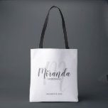 Modern Personlig, bridesmaider Tygkasse<br><div class="desc">Lägg till en personlig beröring till bröllop med en personlig-mutgåva till väskan. Den här tote-väskan har personlig bridesaid namn i det moderna skriptteckensnittet stil och monogram i det lätta grått moderna skriptteckensnittet stil som bakgrund med titel och bröllop datum i grått modern sans serif font grått. Även perfekt för maid...</div>