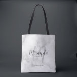 Modern Personlig, bridesmaider Tygkasse<br><div class="desc">Lägg till en personlig beröring till bröllop med en personlig-mutgåva till väskan. Den här tote-väskan har personlig bridesaid namn i det moderna skriptteckensnittet stil och monogram i det lätta grått moderna typsnittet stil som bakgrund med titel och bröllop datum i grått modern sans serif font grått på vit marble bakgrund....</div>