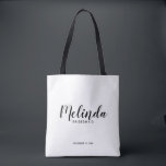 Modern Personlig, bridesmaider Tygkasse<br><div class="desc">Modern Personlig Bridesmaids Tote Bag med personlig bridesmaid's namn i svart,  modernt typsnitt stil med rubrik och bröllop datum i modernt sans serif-typsnitt stil på vit bakgrund. Även perfekt för Maid of honor,  Flower Girl,  Budens mamma m.fl.</div>