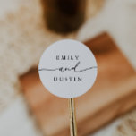 Modern Personlig Bröllop Runt Klistermärke<br><div class="desc">Det här är en elegant, ett modernt klistermärke för personlig med ett vackert stilsteckensnitt och en minimalistisk design. Redigera de flesta* formuleringarna och alla färg. // För matchande artiklar, gå till "ALICE"-samlingen i Nicole Zazzle-butiken med vänlig hälsning. * Om du tycker om den här designen men inte ser den tillgänglig...</div>