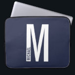 Modern Personlig, djärv Monogram och Namn Laptop Fodral<br><div class="desc">Modern Monogramdesign med personlig monogram brev "M" och namn i modernt fet sans serif font stil. Perfektens gåva till honom,  fars dag-gåva med mera.</div>