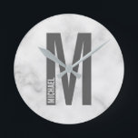 Modern Personlig, djärv Monogram och Namn Rund Klocka<br><div class="desc">Modern Monogramdesign med personlig monogram brev "M" och namn i modernt fet sans serif font stil. Observera att marmordetaljer simuleras i teckningen. Ingen egentlig marmor kommer att användas i produktens skapar.</div>