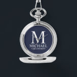 Modern Personlig Groomsman Namn och Monogram Armbandsur<br><div class="desc">Modern Personlig Groomsman-presenter med personlig monogram,  groomsmans namn och titel i vitt klassiskt serif-teckensnitt stil på marin blå bakgrund. Även perfekt för bästa man,  Far i Briden med mera.</div>