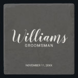 Modern Personlig i skript Groomsman Stenunderlägg<br><div class="desc">Modern Personlig i skript Groomsman Underlägg med personlig Groomsmans namn i det vita,  moderna typsnittet stil med rubrik och bröllop datum i modernt sans serif-typsnitt stil på svart bakgrund. Även perfekt för bästa man,  Far i Briden med mera.</div>