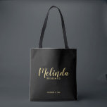 Modern Personlig i svart&Guld Tygkasse<br><div class="desc">Modern Script Personlig Bridesmaids Tote Bag med personlig bridesmaid's namn i guld, modernt skriptteckensnitt stil med rubrik och bröllop datum i modernt sans serif-teckensnitt stil på svart bakgrund. Även perfekt för Maid of honor, Flower Girl, Budens mamma m.fl. Obs! Folidinformationen simuleras i teckningen. Ingen faktisk folie kommer att användas vid...</div>