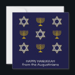 Modern Personlig Lycklig Hanukkah Julkort<br><div class="desc">Modern, personlig LYCKLIG HANUKKAH Julhälsningar kort, visar faux guld och silver STAR OF DAVID och MENORAH i ett tileerat mönster mot midnattblå bakgrund. Texten läser LYCKLIG HANUKKAH med en platshållare namn och är ANPASSADE, så du kan PERSONALISERA den genom att lägga till ditt namn eller annan text. Du kan också...</div>