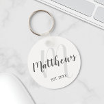 Modern Personlig Monogram & Family Namn Nyckelring<br><div class="desc">Personlig Monogram och Family Namn Gift med familj namn i grått modernt typsnitt stil och monogram i ljust grått modernt typsnitt stil som bakgrund med etablerat år i grått sans serif font stil på vit bakgrund. Perfekt som gåva till nygifta,  familjegåva,  familjeåterförening och gåva till särskilda tillfällen.</div>