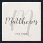 Modern Personlig Monogram & Family Namn Stenunderlägg<br><div class="desc">Personlig Monogram och Family Namn Gift med familj namn i grått,  modernt typsnitt stil och monogram i ljust grått modernt typsnitt stil som bakgrund med etablerat år i grått sans serif font stil. Perfekt som gåva till nygifta,  familjegåva,  familjeåterförening,  hushållsbidrag och gåva vid särskilda tillfällen.</div>