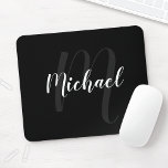 Modern Personlig Monogram och Namn Black Musmatta<br><div class="desc">Personlig Monogram och Namn Gift med personlig namn i vitt,  modernt typsnitt stil och monogram i grått modernt typsnitt stil som bakgrund på svart bakgrund.</div>