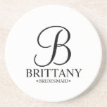Modern Personlig Monogram och Namn Bridesmaid Underlägg<br><div class="desc">Modern Personlig Bridesmaid-presenter med personlig monogram i elegantens skript font stil med bridesmaias namn och rubrik i klassiskt serif font stil. Även perfekt för maid of honor,  budens mamma och mer.</div>