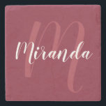 Modern personlig monogram och namn Burgunderröd Stenunderlägg<br><div class="desc">Personlig monogram och namn present
med personligt namn i modernt skript teckensnitt i vitt och monogram i ljust burgunderrött modernt skript teckensnitt som bakgrund
på burgunderröd bakgrund.

Perfekt som julklapp,  husvärmegåva,  tackgåva till brudtärnor och present för alla speciella tillfällen.</div>