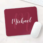 Modern Personlig Monogram och Namn Burgundy Red Musmatta<br><div class="desc">Personlig Monogram och Namn Gift med personlig namn i vitt,  modernt typsnitt stil och monogram i ljusburgundrött modernt typsnitt stil som bakgrund på burgundröd bakgrund.</div>