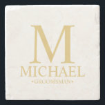 Modern Personlig Monogram och Namn Groomsman Stenunderlägg<br><div class="desc">Modern Personlig Groomsman-presenter med personlig monogram,  groomsmans namn och titel i guld klassiska serif font stil. Även perfekt för bästa man,  Far i Briden med mera. Obs! Folidinformationen simuleras i teckningen. Ingen folie kommer att användas under tillverkningen av denna produkt.</div>