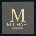 Modern Personlig Monogram och Namn Groomsman Stenunderlägg<br><div class="desc">Modern Personlig Groomsman-presenter med personlig monogram,  groomsmans namn och titel i guld klassiska serif font stil på svart bakgrund. Även perfekt för bästa man,  Far i Briden med mera. Obs! Folidinformationen simuleras i teckningen. Ingen folie kommer att användas under tillverkningen av denna produkt.</div>