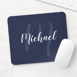 Modern Personlig Monogram och Namn marinblått Musmatta<br><div class="desc">Personlig Monogram och Namn Gift med personlig namn i vitt,  modernt typsnitt stil och monogram i lätt marint blått,  modernt typsnitt stil som bakgrund på marin blå bakgrund.</div>