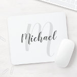 Modern Personlig Monogram och Namn Musmatta<br><div class="desc">Personlig Monogram och Namn Gift med personlig namn i grått,  modernt typsnitt stil och monogram i lätt grått,  modernt typsnitt stil som bakgrund på vit bakgrund.</div>