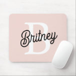 Modern Personlig Monogram och Namn Pastel Rosa Musmatta<br><div class="desc">Vi presenterar vår moderna Personlig Monogram och Namn Pastel Rosa Mouse Pad, en chic och ett funktionellt tillägg till arbetsytan. Den här musknappen har en contemporary som är utformad i mjuk pastellrosa, personlig med ditt monogram och namn. Perfekt för att lägga till lite elegans till ditt skrivbord. Det kombinerar stil...</div>
