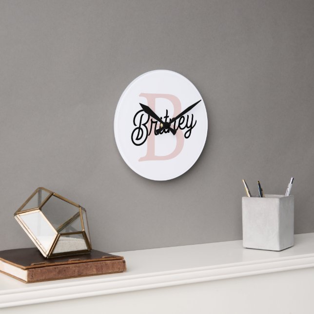 Modern Personlig Monogram och Namn Pastel Rosa Rund Klocka (Kontor)