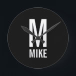 Modern Personlig Monogram och Namn Rund Klocka<br><div class="desc">Modern svart och vit monogramdesign med personlig monogram och namn i modernt fet sans serif font stil.

Unik gåva till pappa,  make,  mor- och farföräldrar med mera.
Även perfekt som modernt loft/minimalistiskt tillbehör för hemmabruk,  födelsedagspresent,  helgdag,  familjeåterföreningsgåva,  hemmauppvärmningspregift och gåva vid särskilda tillfällen.</div>