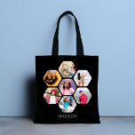 Modern Personlig Namn i flera fotosamlingar Tygkasse<br><div class="desc">Multi Photo Collage Modern Personlig Namn Tote bags har en fotokollage av dina favoritfoton i en sexhörning. Personlig med ditt namn i moderna svarta skript. Perfekt för födelsedag, jul, Mors dag, morföräldrar, syster, bästa vän med mera. PHOTO TIP: centrera dina foton innan du laddar upp dem till Zazzle. Designad av...</div>