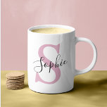 Modern Personlig Namn Monogram Rosa Kaffemugg<br><div class="desc">Modern Personlig Namn Monogram Rosa</div>