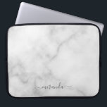 Modern Personlig Namn White Marble Laptop Fodral<br><div class="desc">Modern Personlig Namn White Marble Gift med personlig namn i grått,  modernt typsnitt stil på vit marmorbakgrund.</div>