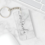 Modern Personlig Namn White Marble Nyckelring<br><div class="desc">Modern Personlig Namn White Marble Gift med personlig namn i grått,  modernt typsnitt stil på vit marmorbakgrund. Perfekt som helgdag för henne och gåva till särskilda tillfällen.</div>